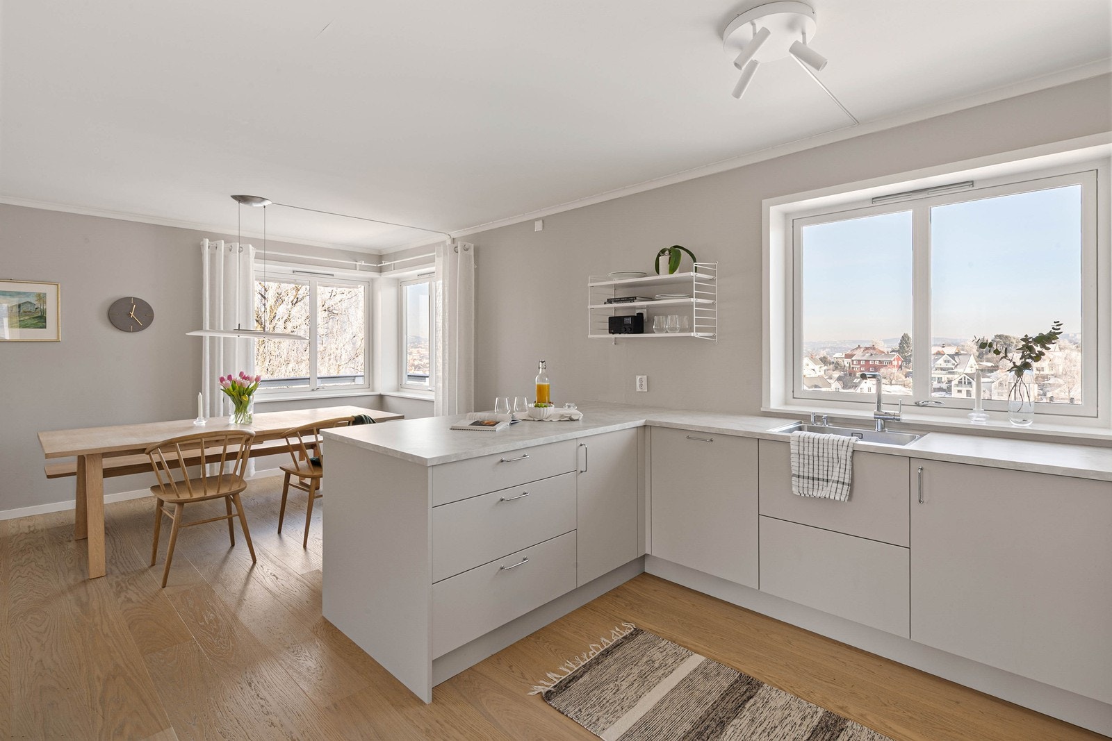 Lyst og lekkert Strai kjøkken fra 2025 Galleribilde