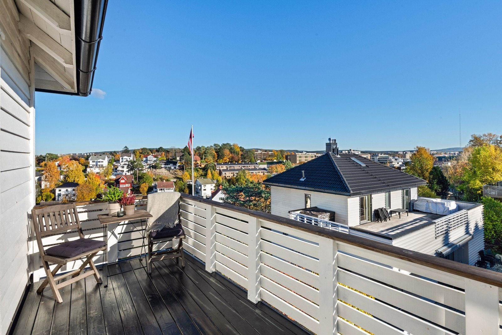 Uteplass på 9 kvm med utgang fra trapperommet Galleribilde