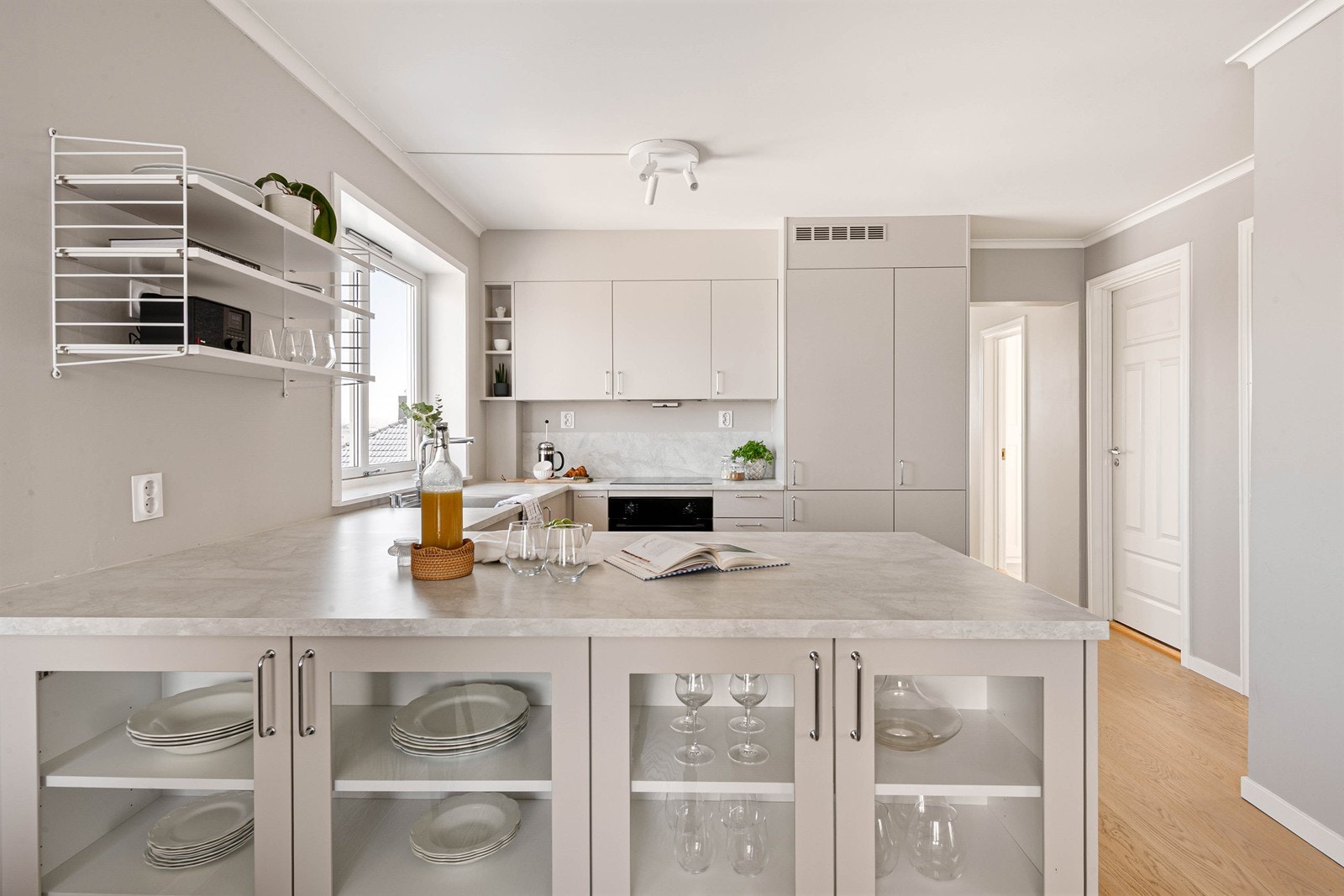 Kjøkken i åpen løsning mot stue og spisestue Galleribilde