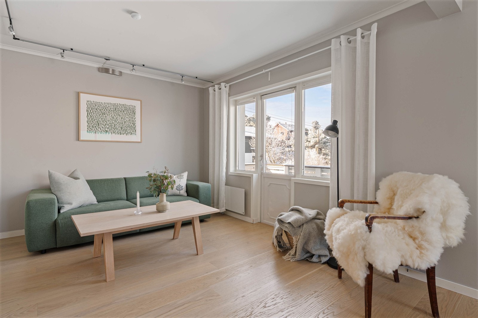 Utgang fra stue til stor uteplass med den utrolige utsikten Galleribilde