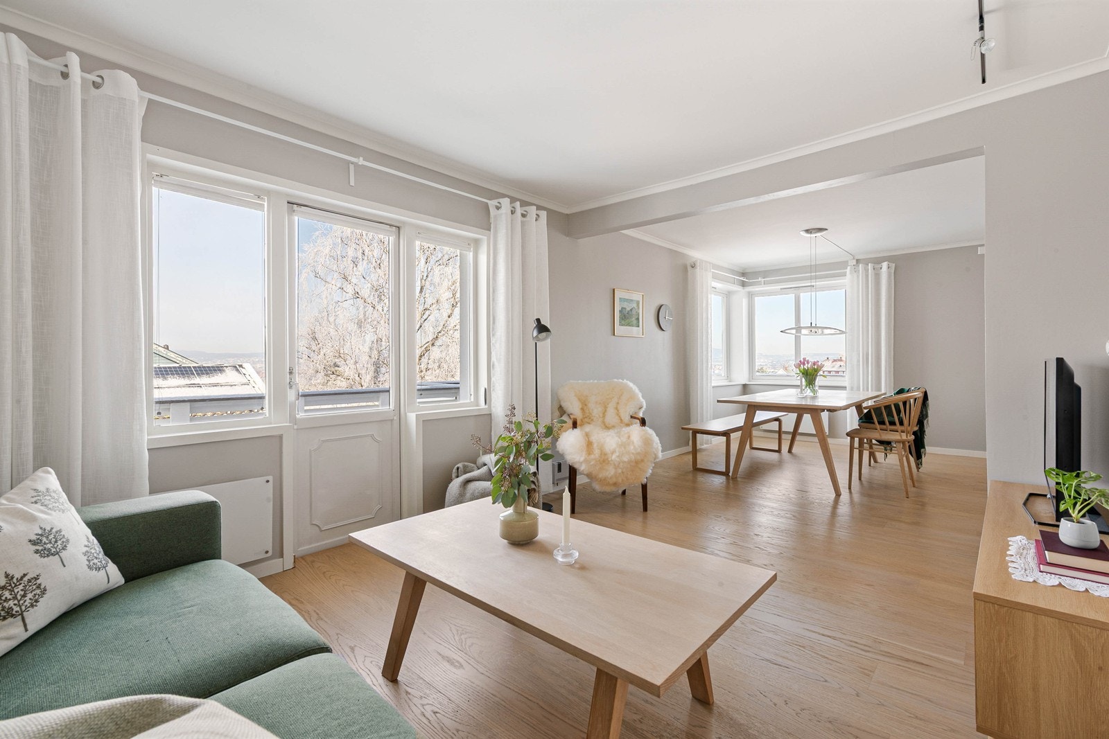 Romslig og luftig hovedetasje med stor og åpen stue Galleribilde