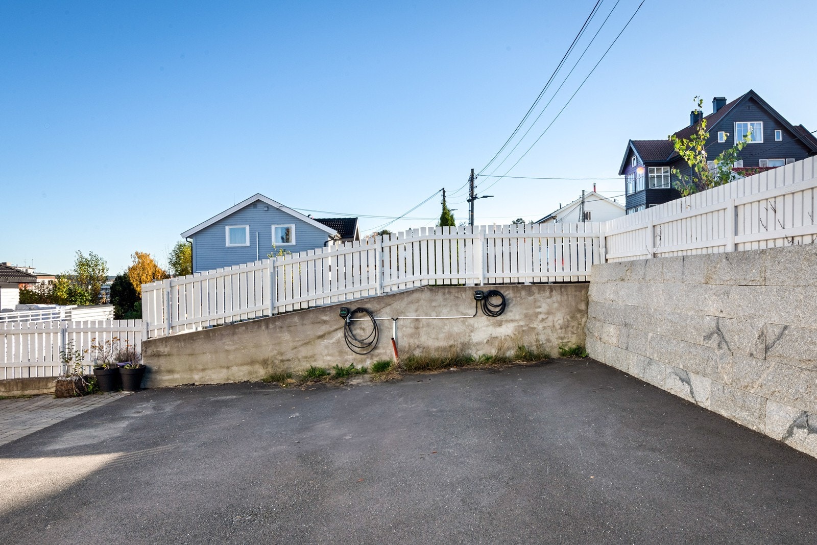 Boligen disponere to parkeringsplasser etter hverandre Galleribilde