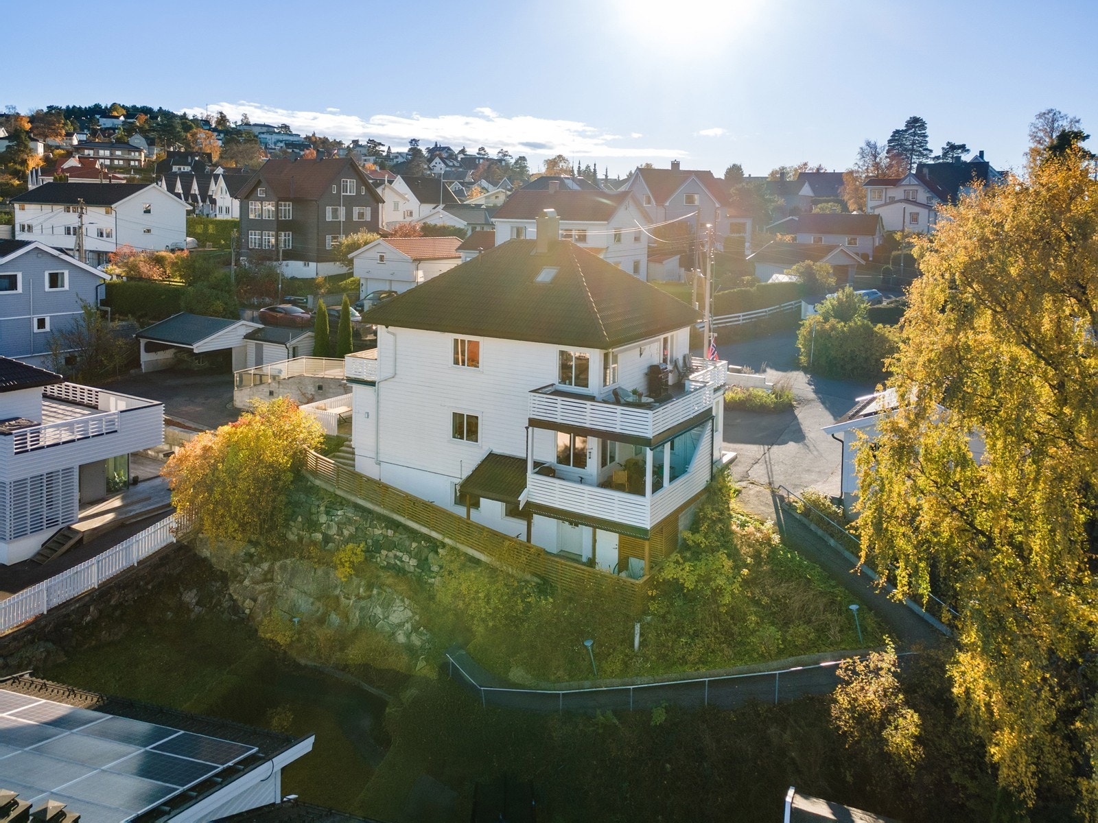 Eiendommen ligger i en stille og rolig vei uten gjennomkjøring da Svaleveien er sperret på midten Galleribilde