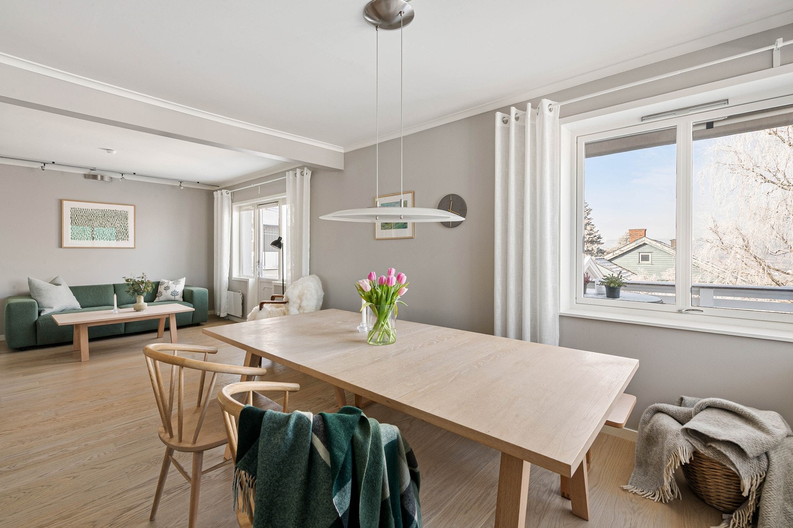 God plass til både stue- og spisestueinnredning Galleribilde