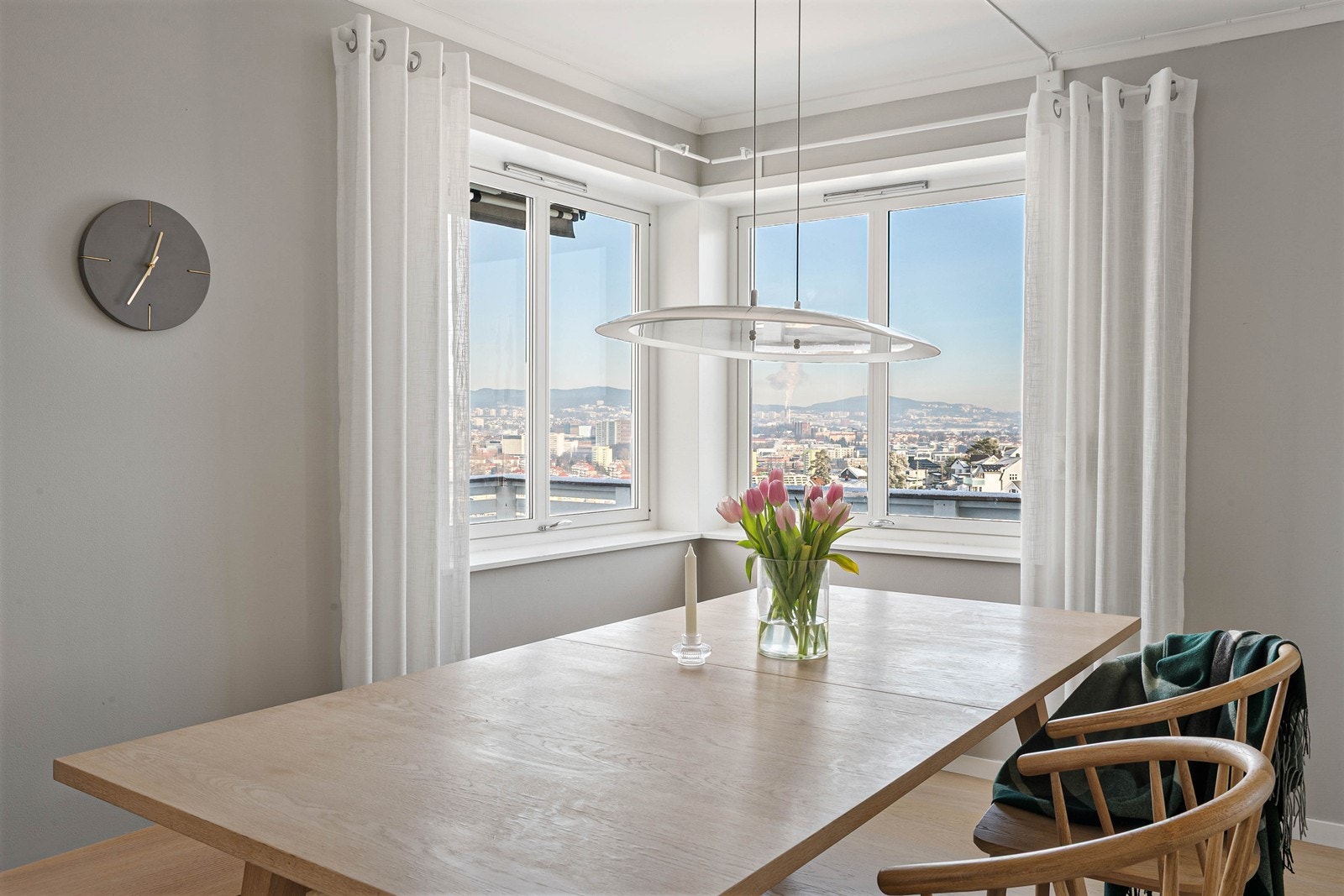 Luftig og flott utsyn fra stue og kjøkken Galleribilde