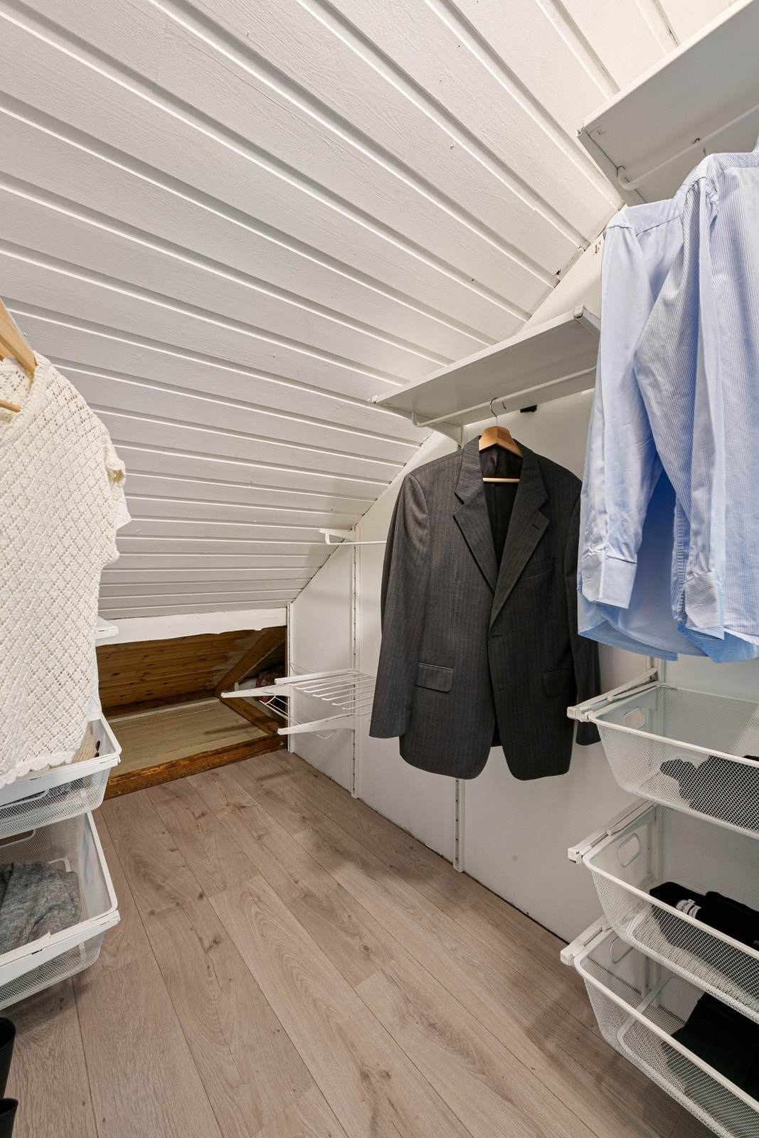 På loftet finner man også flere boder, deriblant med walk-in closet Galleribilde