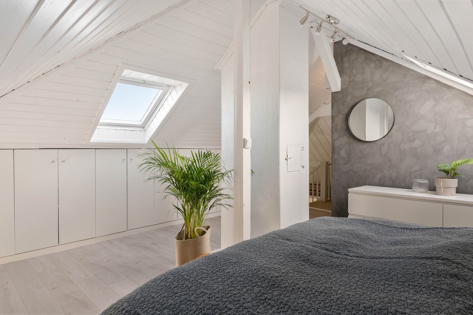 Loftet som fungerer som et fint allrom eller lekerom for barna Galleribilde