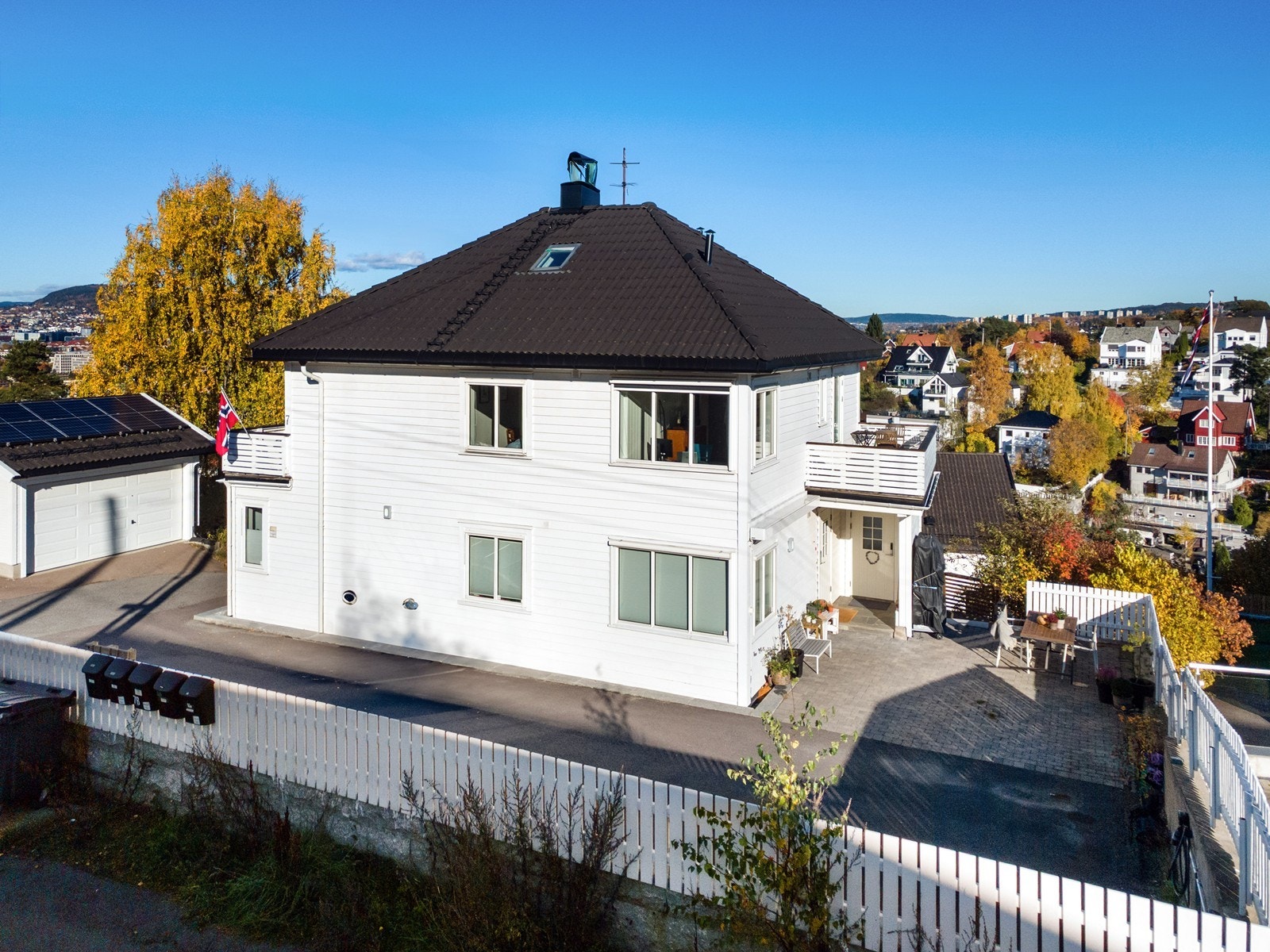 Boligen ligger i topp-/2. etasje i en horisontaldelt tomannsbolig Galleribilde