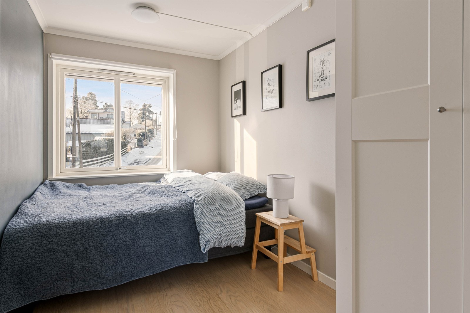 To gode soverom i boligen med plass til seng, nattbord og garderobeløsning Galleribilde