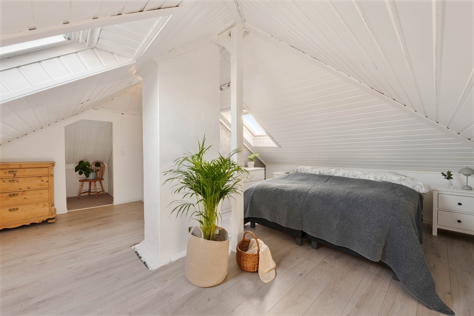 Praktisk og romslig loft som i dag er innredet som soverom (ikke godkjent for varig opphold) Galleribilde