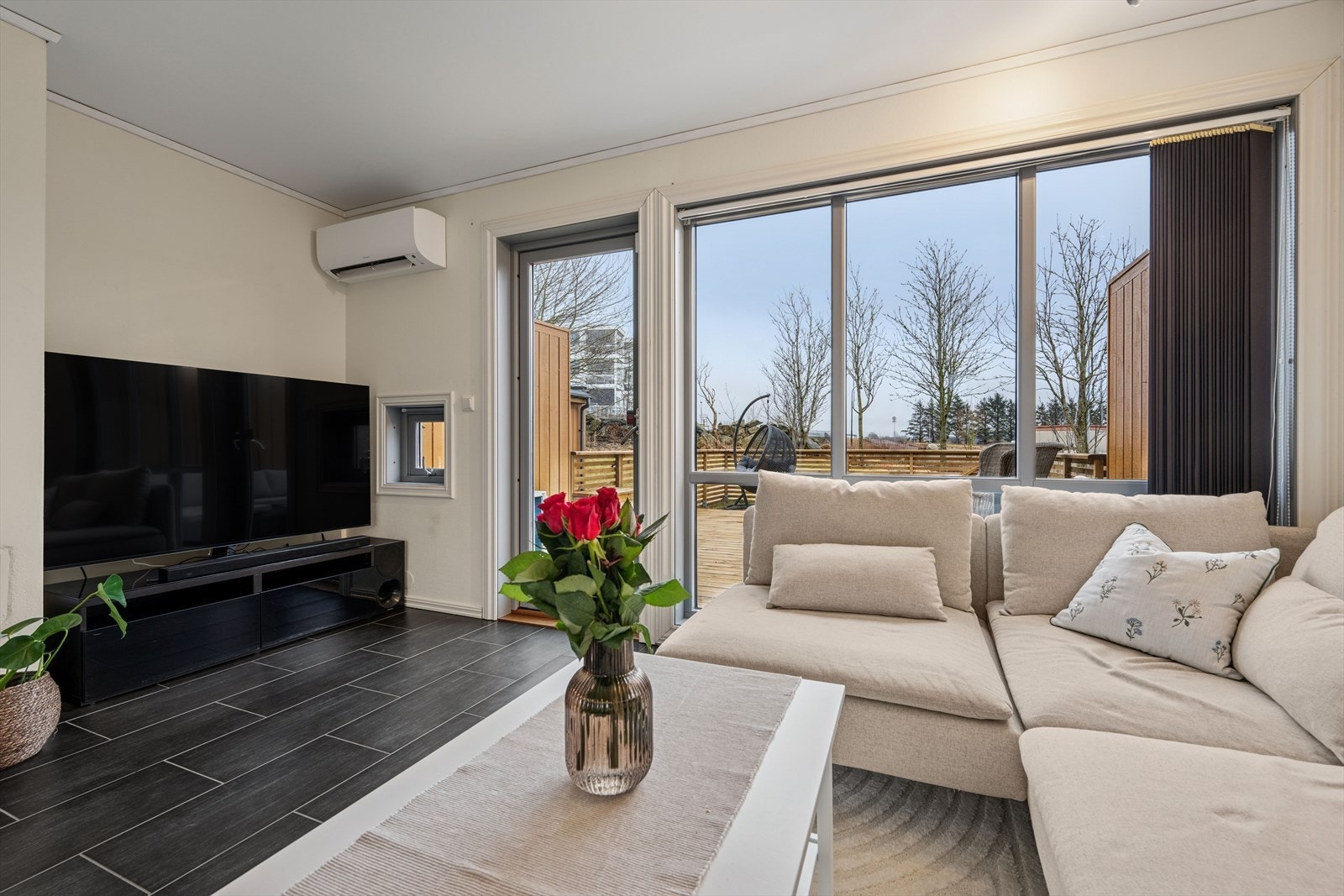 Stuen varmes opp av varmepumpe. Det er også pipe dersom man vil innstallere et ildsted. Galleribilde