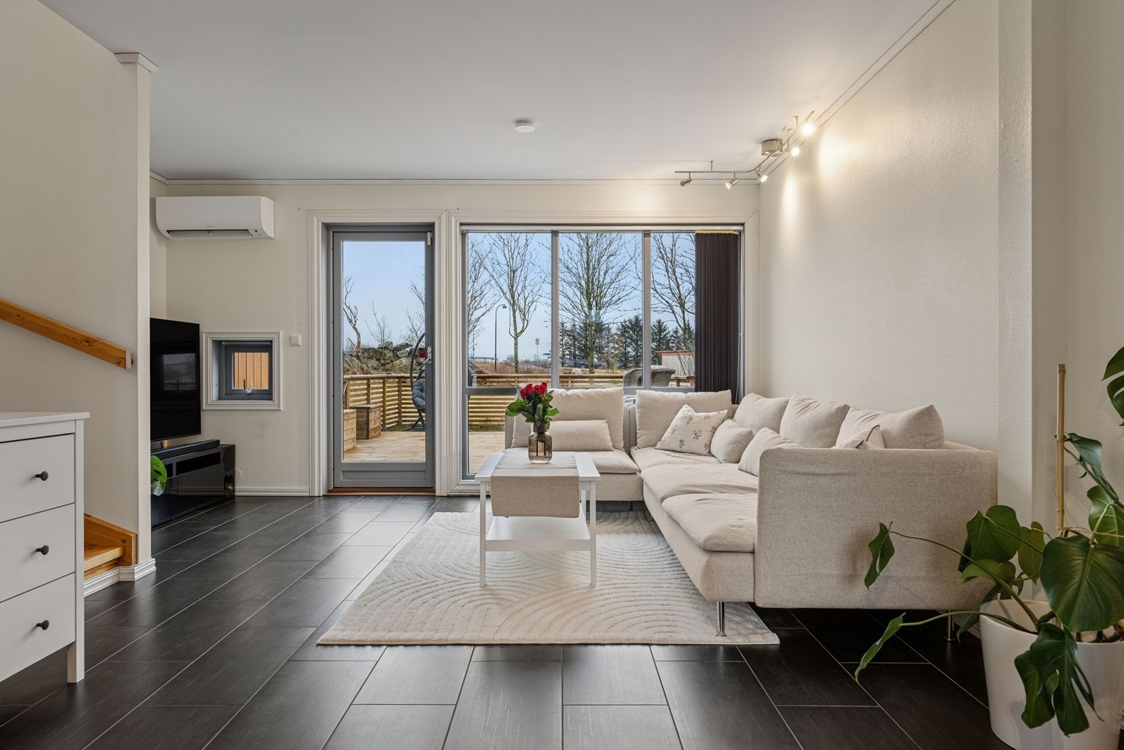 Fliser på gulv og tapet på veggene. Galleribilde