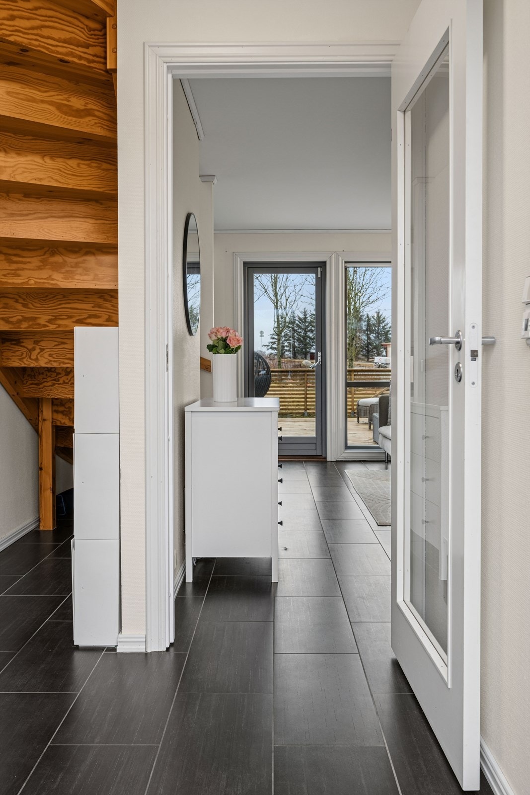 Entré med plass til klesoppbevaring og omkledning. Galleribilde