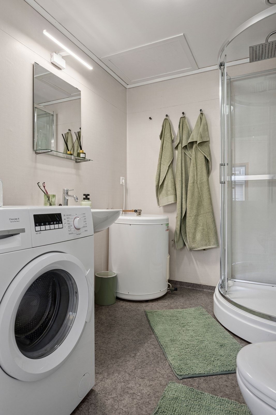 Baderom i 2. etasje sammen med soverom. Galleribilde