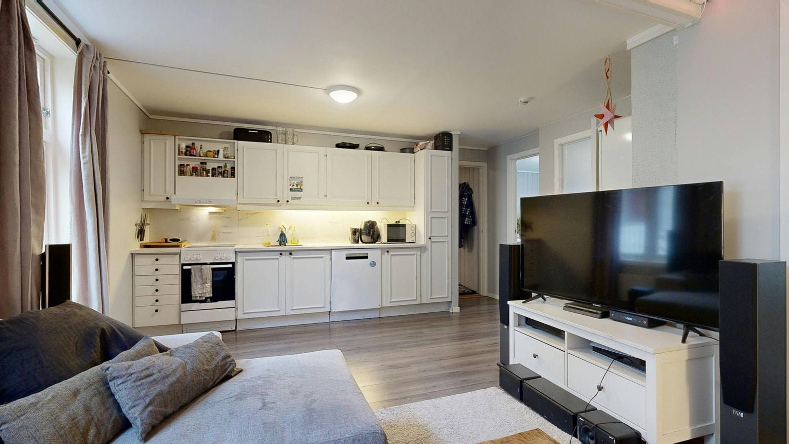 Kjøkken, god plass til spisebord om ønskelig Galleribilde