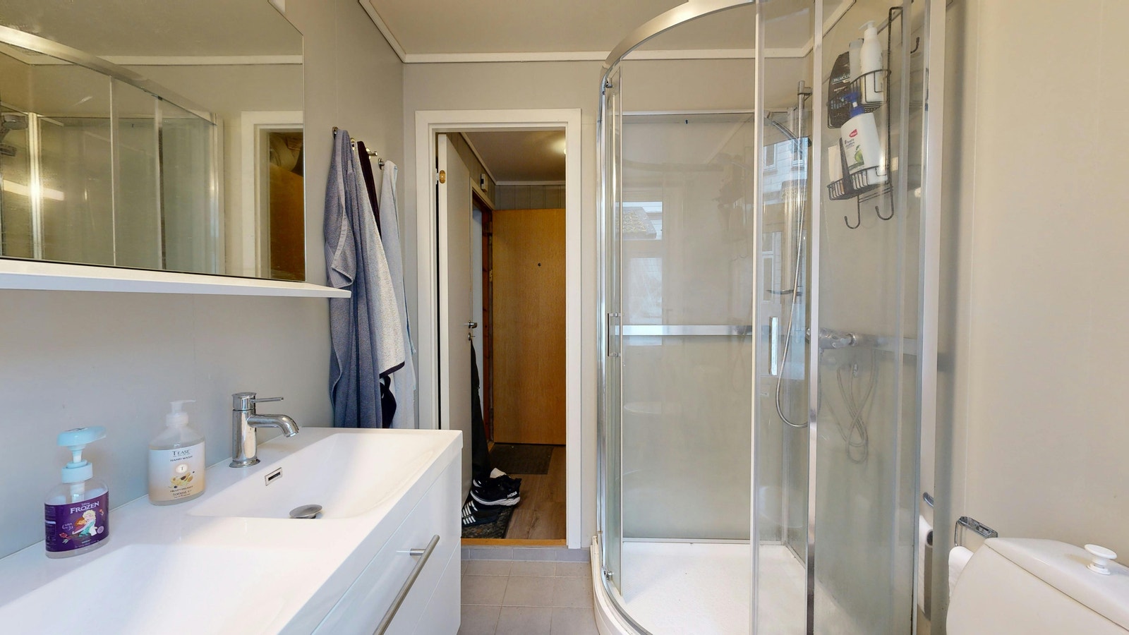 Bad, flislagt med gulvvarme Galleribilde