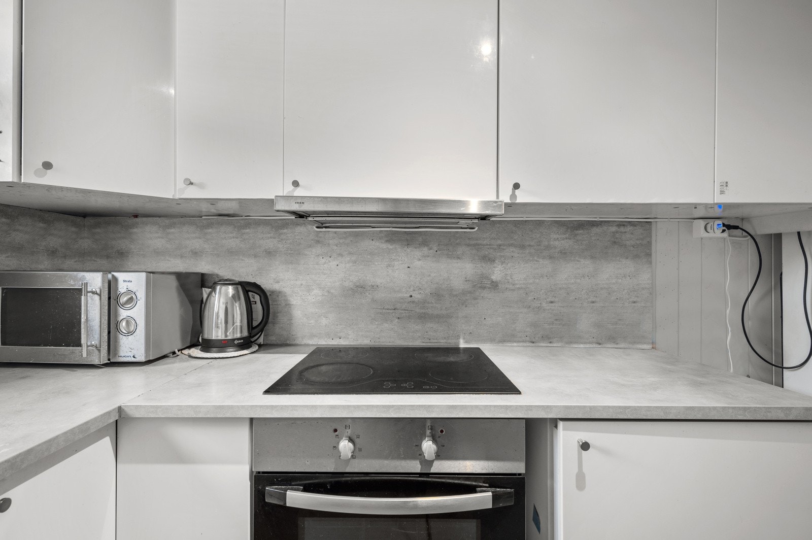 Kjøkkenet har innredning med glatte fronter. Benkeplaten er av laminat. Galleribilde