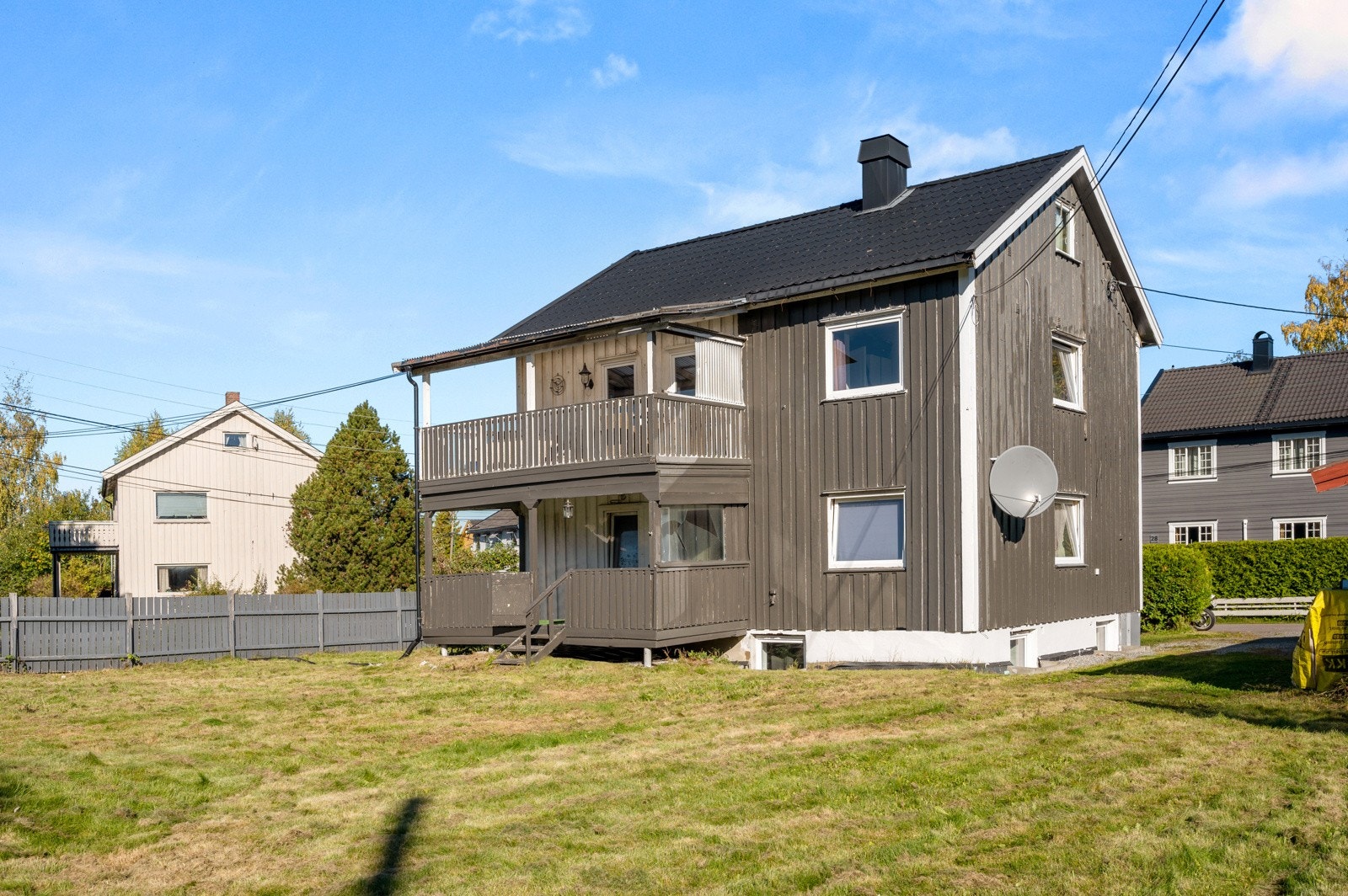 Det er gitt rammetillatelse for oppføring av ny eneboligen på tomten. Hvis den nye boligen skal bygges; må terrassene på den eksisterende bolig og garasjen skal rives i forbindelse med tiltaket Galleribilde