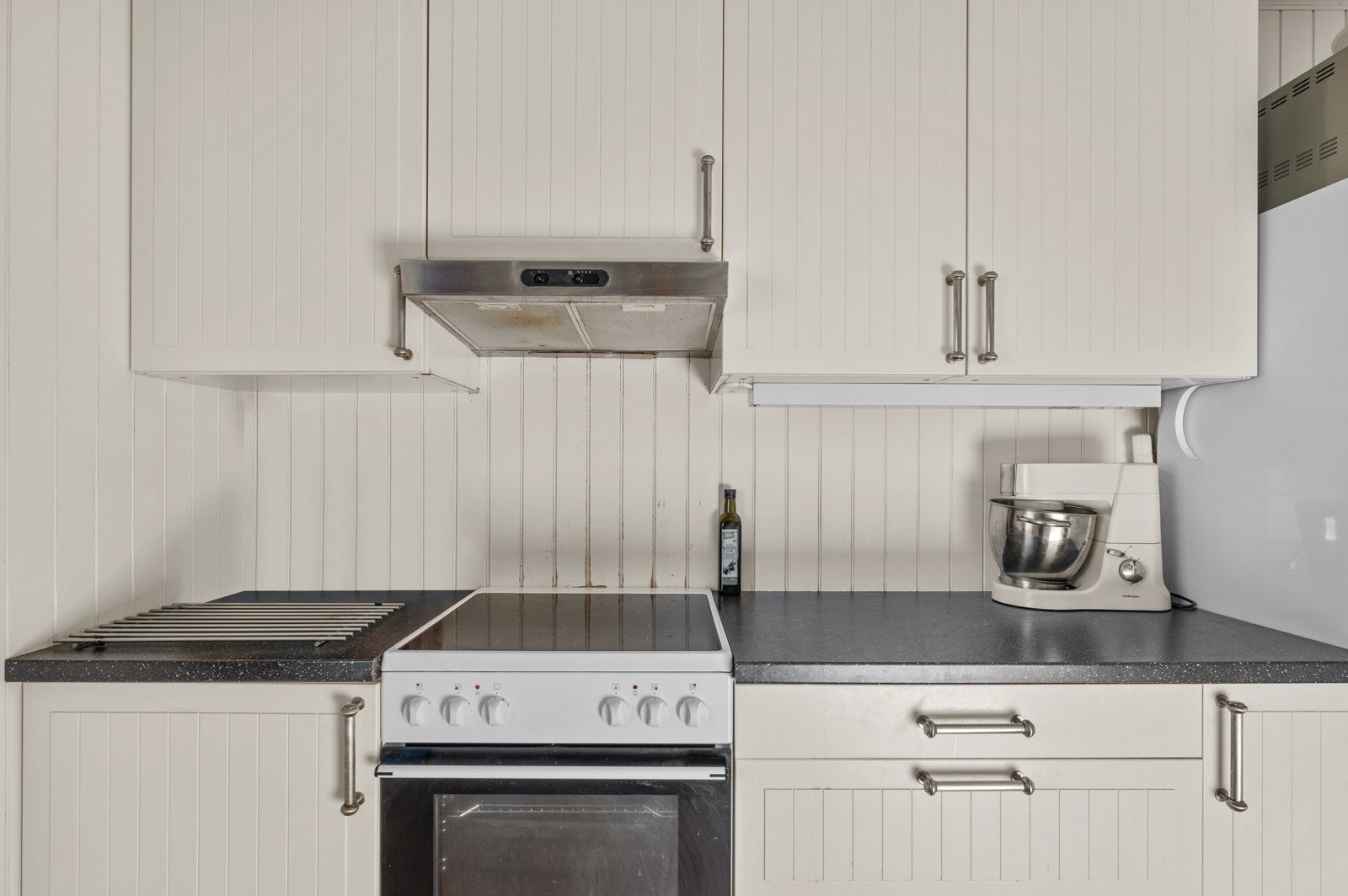 Det er avsatt plass i innredningen til hvitevarer som kjøl/fryseskap, oppvaskmaskin og komfyr. Galleribilde