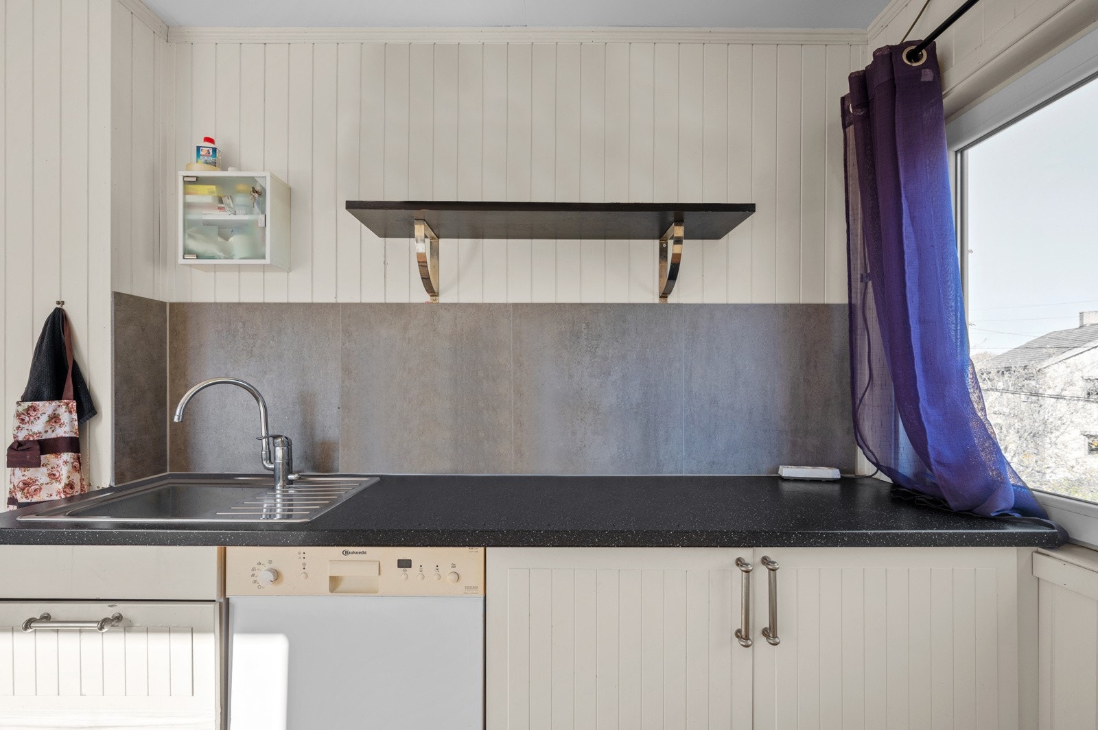 Kjøkkenet har godt med skapplass til diverse kjøkkenutstyr. Galleribilde