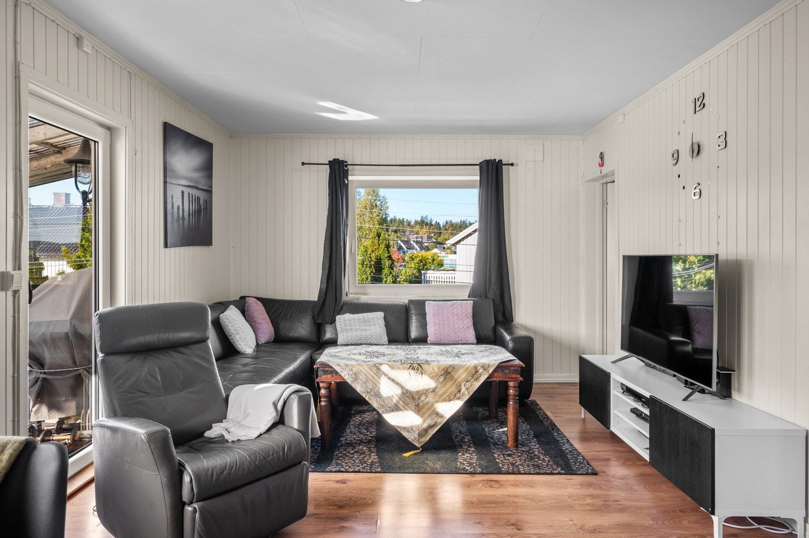 Lys stue som kan møbleres med sofa, Tv-møbler, bokhyller, skjenk og mye mer. Galleribilde