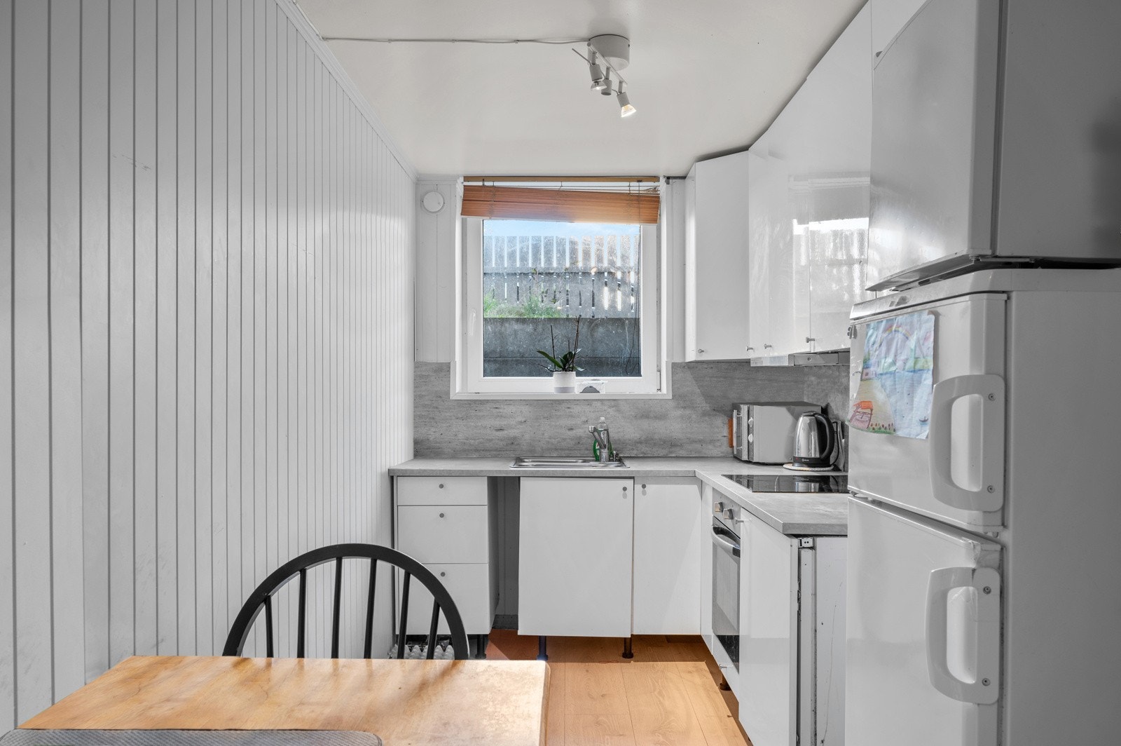 Det kan settes inn et mindre spisebord i rommet. Galleribilde