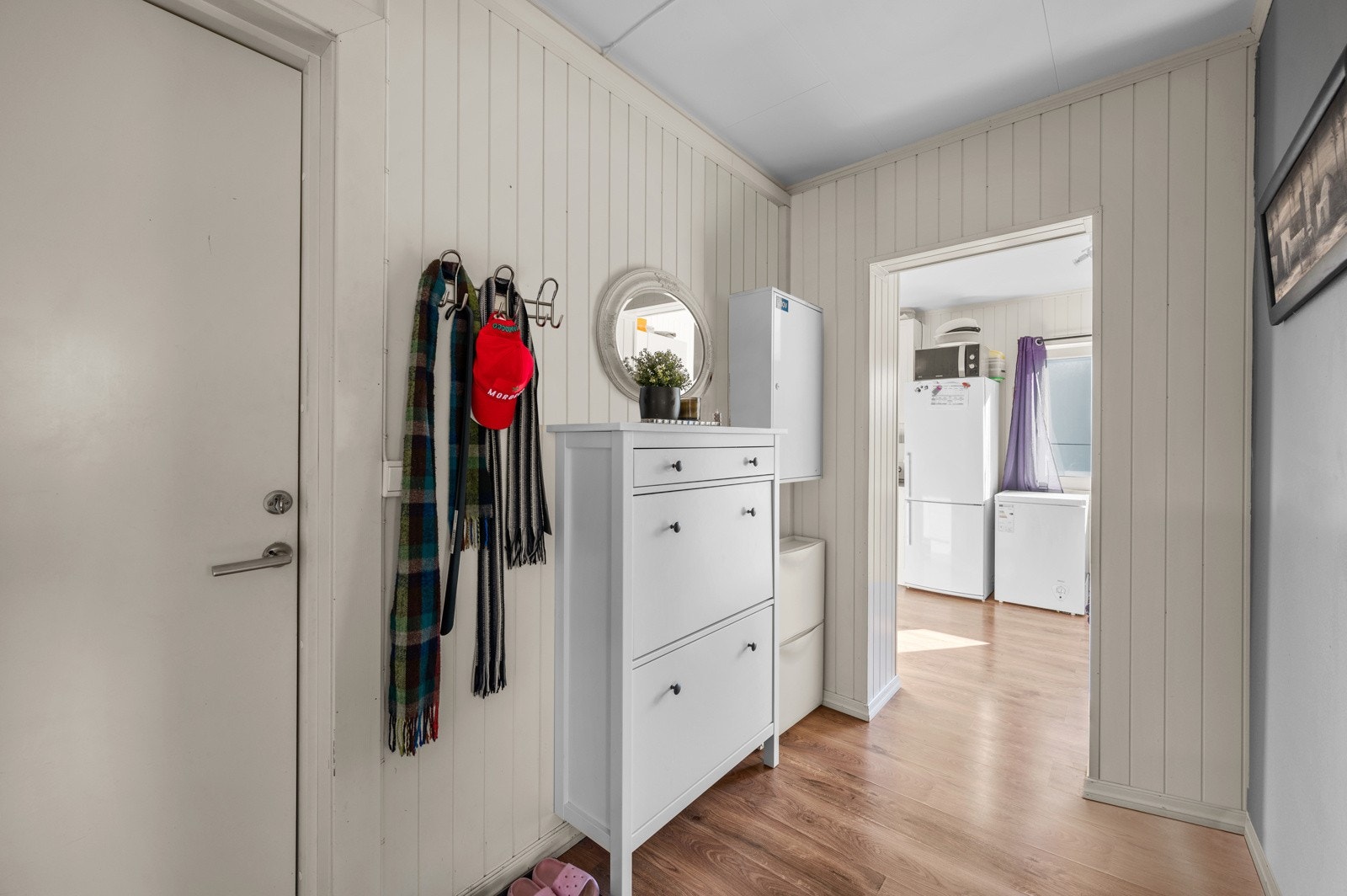 I gangen kan det settes inn skoskap og vegghengte knagger til ytterjakker. Galleribilde