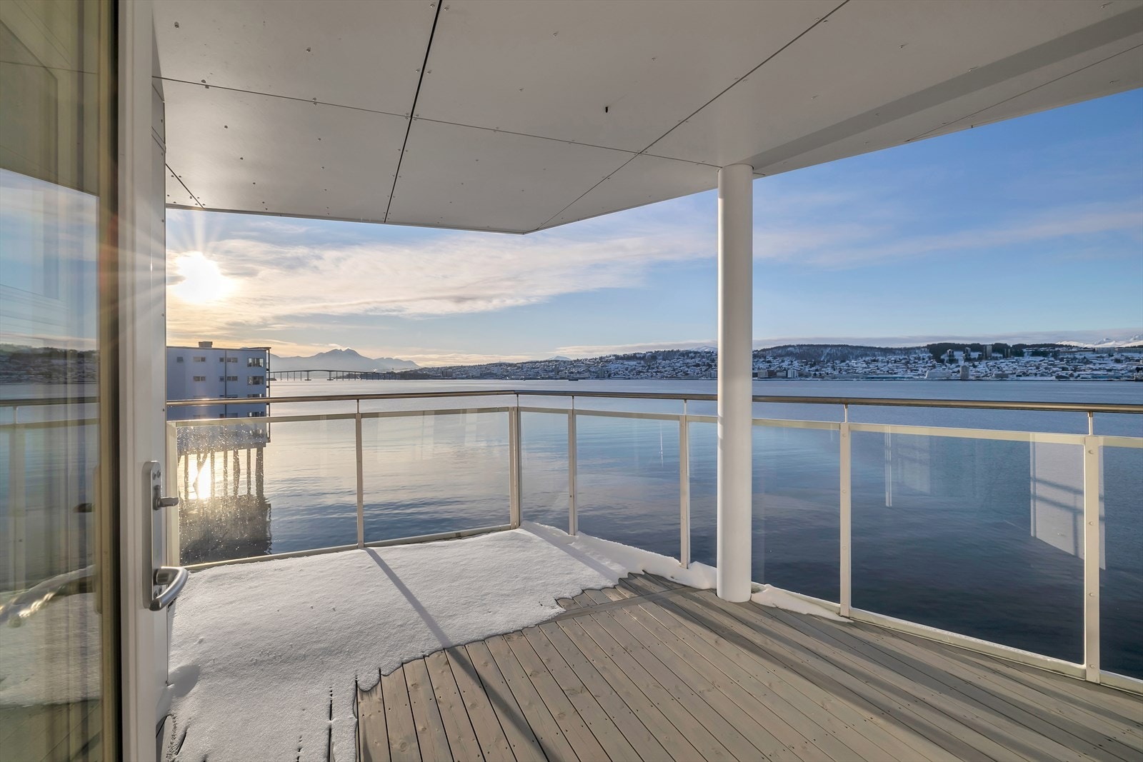 Sørvest vendt veranda med fantastisk utsikt og gode solforhold Galleribilde