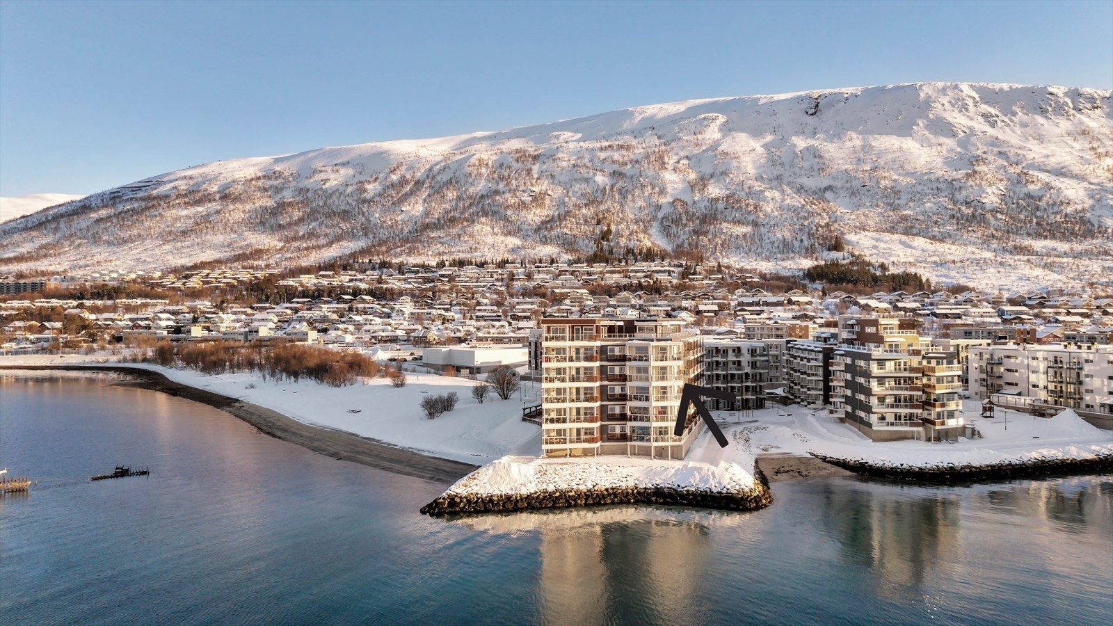 Leiligheten ligger på hjørnet i 4.etasje vendt mot sørvest med gode solforhold og fantastisk utsikt! Galleribilde