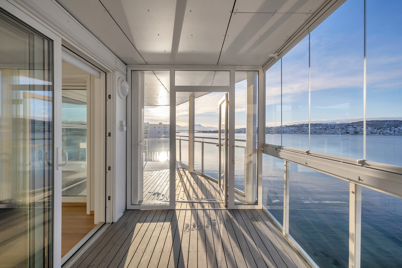 Deler av terrassen er innglasset Galleribilde