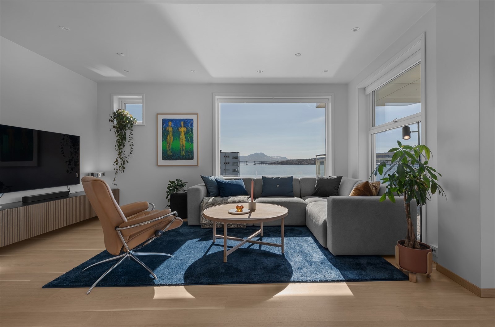 Gjennomgående moderne standard med èn-stavs parkett, downlights og store vindusflater Galleribilde