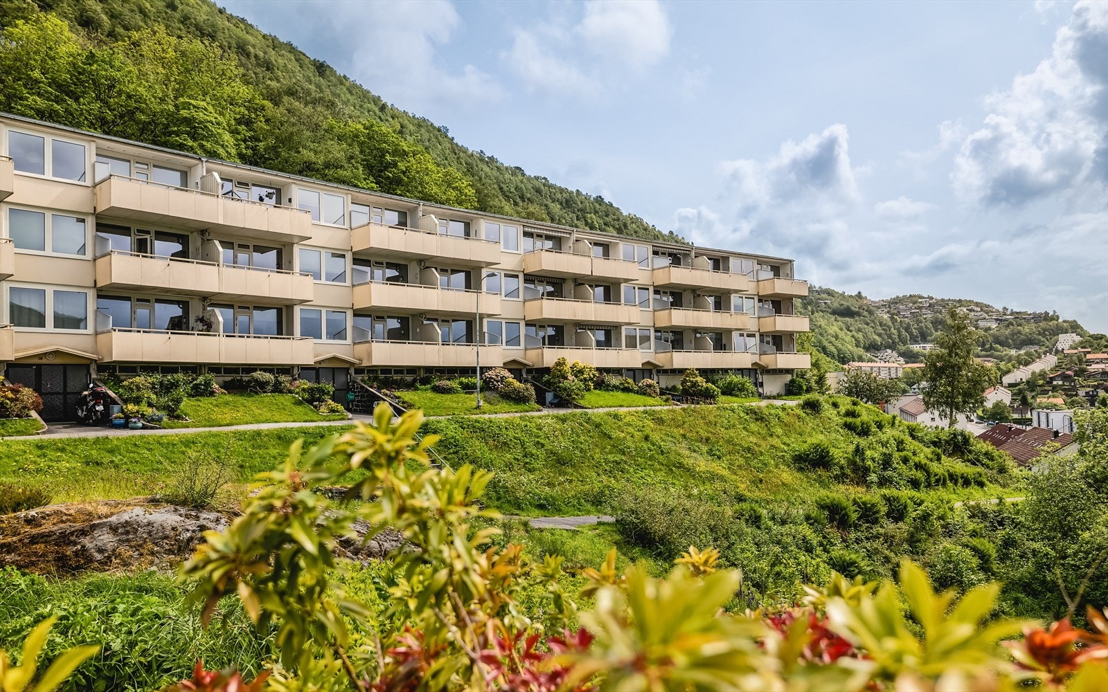 Boligen har en svært sentral og praktisk beliggenhet med ca. 3 minutters gange til nærmeste busstopp i Nattlandsveien, og ca. 5 minutter til både treningssenter og Rema 1000. Området byr også på fantastiske turmuligheter. Galleribilde
