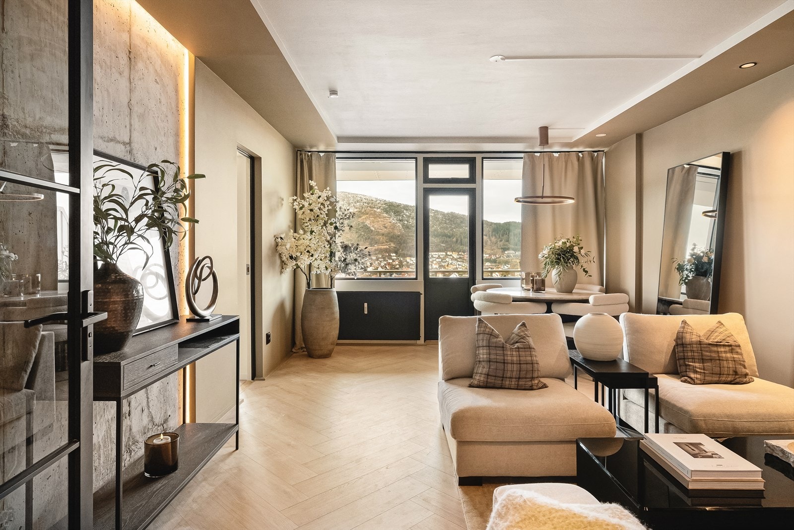 Husets hjerte er stuen på hele 22,5 m². Hele stuen er oppgradert med fiskebens gulv i 2025/2026 og overflatene er oppusset i 2026. Galleribilde