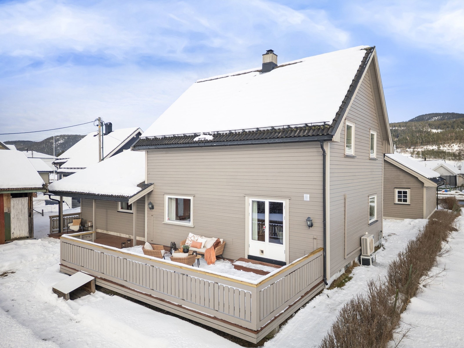 Solrik og skjermet hage. Fin uteplass på terrasse på ca. 44 kvm med god plass til utemøbler Galleribilde