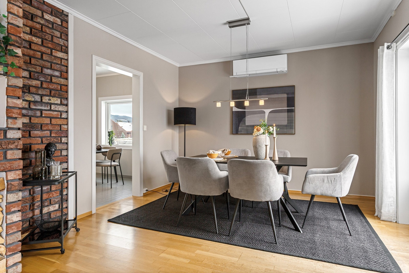 Lys stue med plass til sofagruppe og spisebord. Galleribilde