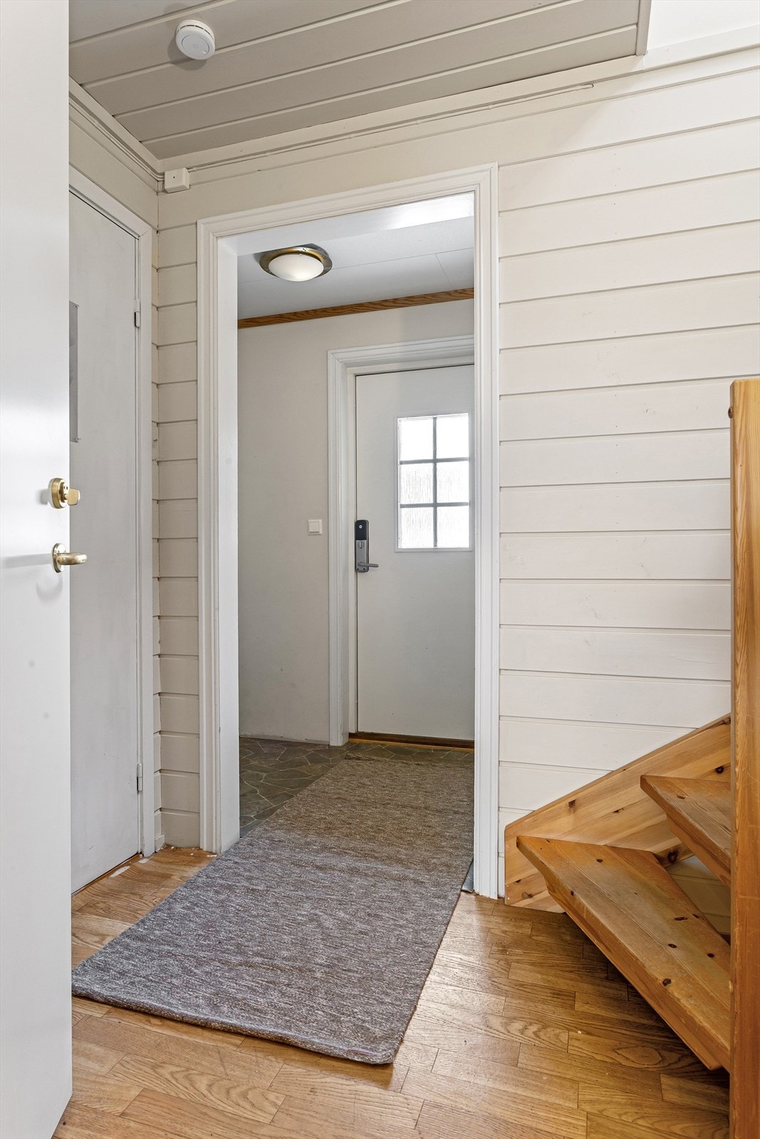 Vindfang med gulvvarme. Adkomst fra vindfang til bod med plass til oppbevaring og til trapperom. Galleribilde