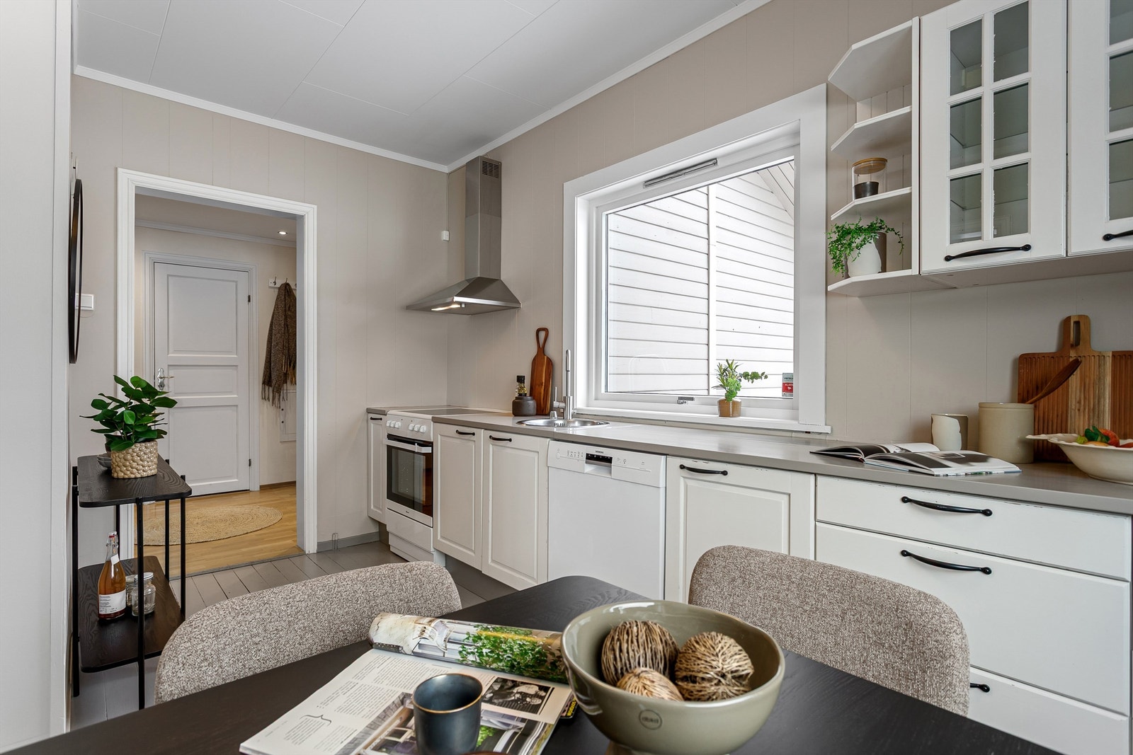 Kjøkken med profilerte malte fronter. Malt benkeplate med nedfelt oppvaskkum. Galleribilde