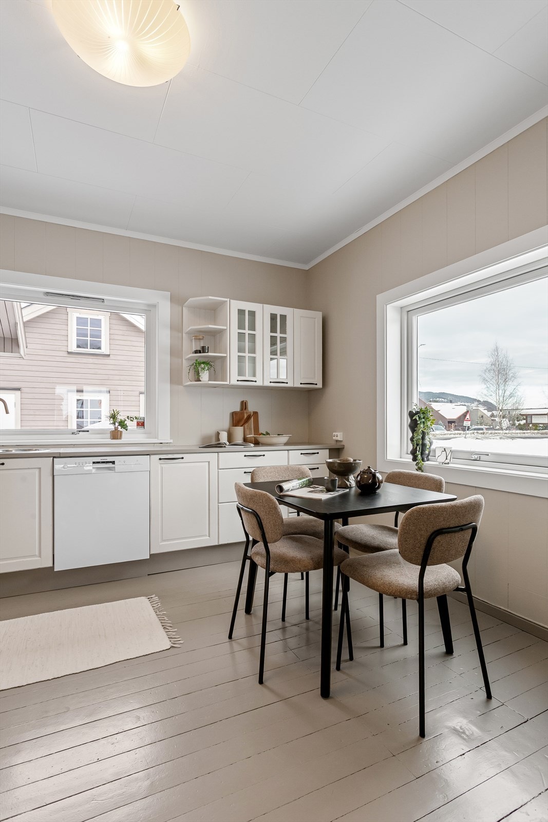 Plass til kjøkkenbord. Mye lys fra to store vinduer. Galleribilde