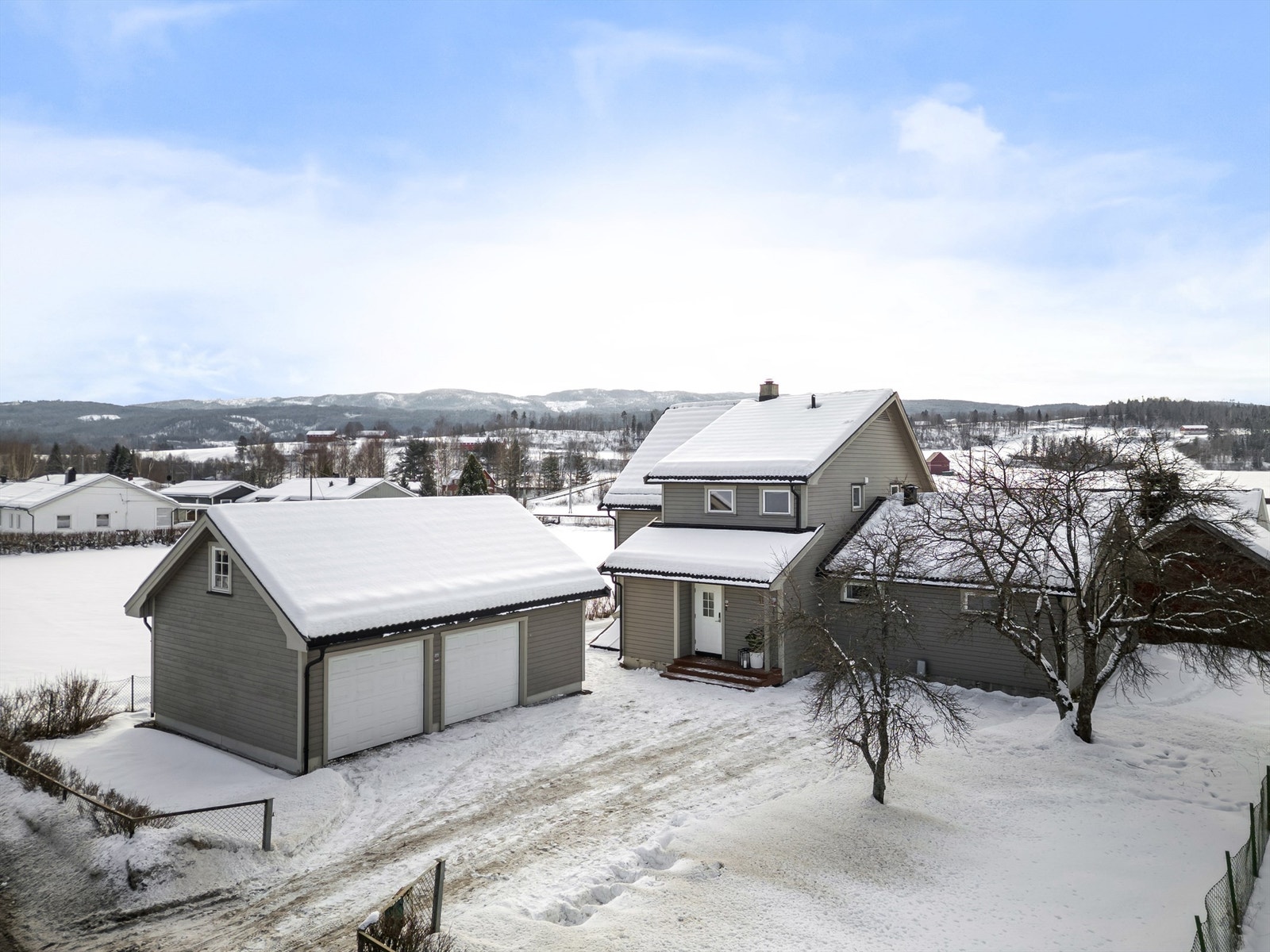 Gode parkeringsmuligheter i dobbelgarasje og i gårdsplassen. Galleribilde