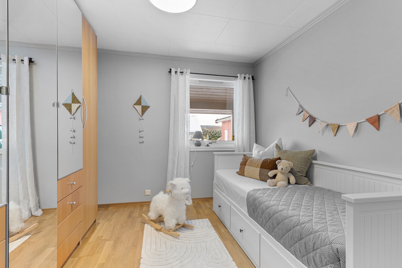 Soverom 3 med gulvvarme og garderobeskap Galleribilde