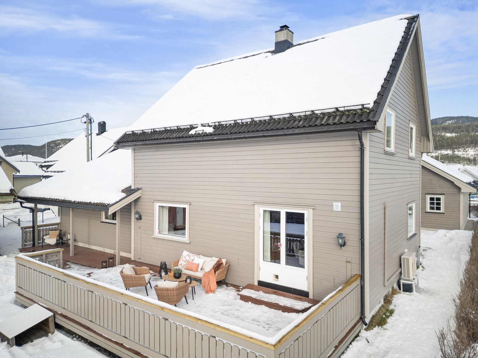 Rekkverksbord og håndløpere på terrasse ble skiftet i 2026 Galleribilde