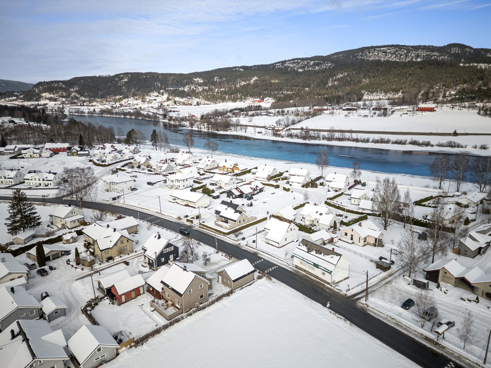 Kort vei til flotte friarealer langs Drammenselva. Gang og sykkelstien langs elva strekker seg fra Mjøndalen forbi Steinberg og til Hokksund. Galleribilde