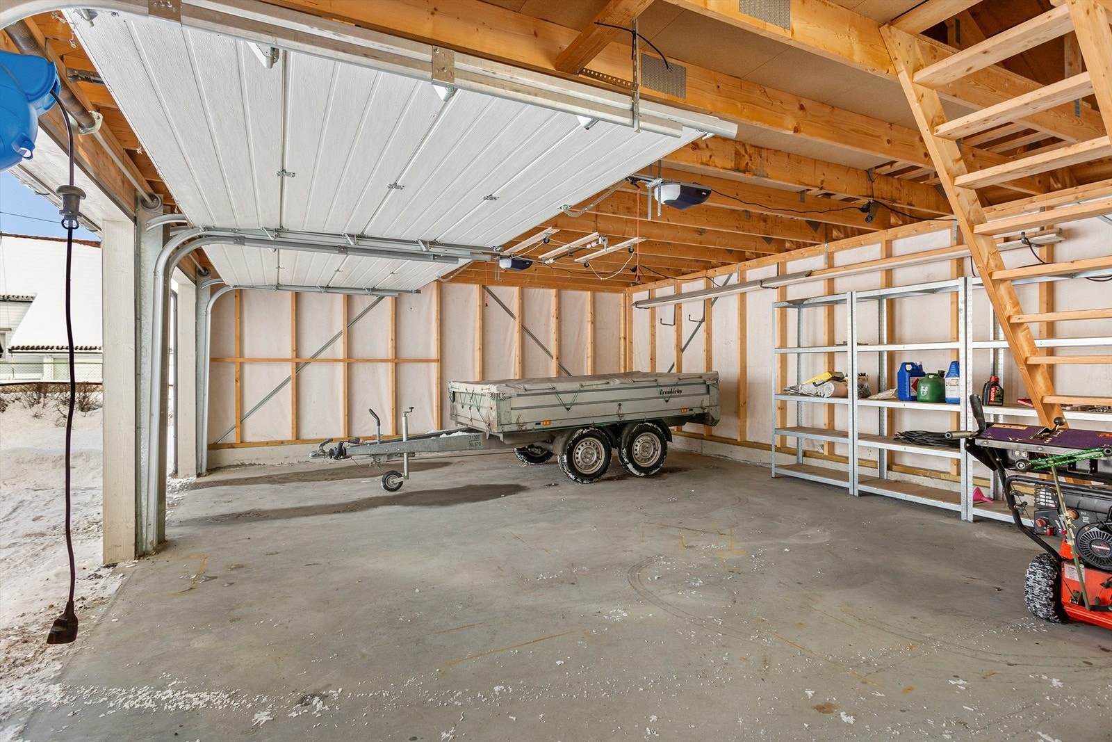 Romslig garasje med lagringsloft. Oppgang via innvendig trapp. Loftet er målt til ca. 28 kvm. Grunnet skråtak er ikke arealet måleverdig. Galleribilde