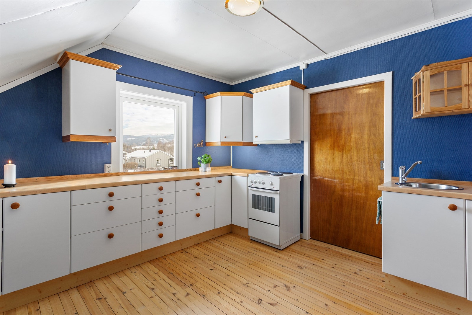 Kjøkken i hybelen med innredning med glatte fronter. Laminert benkeplate med nedfelt oppvaskkum Galleribilde