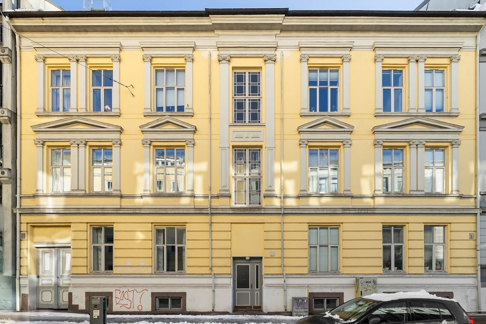 Leiligheten har en attraktiv og rolig beliggenhet på Majorstuen. Området er preget av klassiske bygårder, alt en måtte trenge av kultur- og servicetilbud, samt kort vei til en rekke parker og grøntområder. Galleribilde