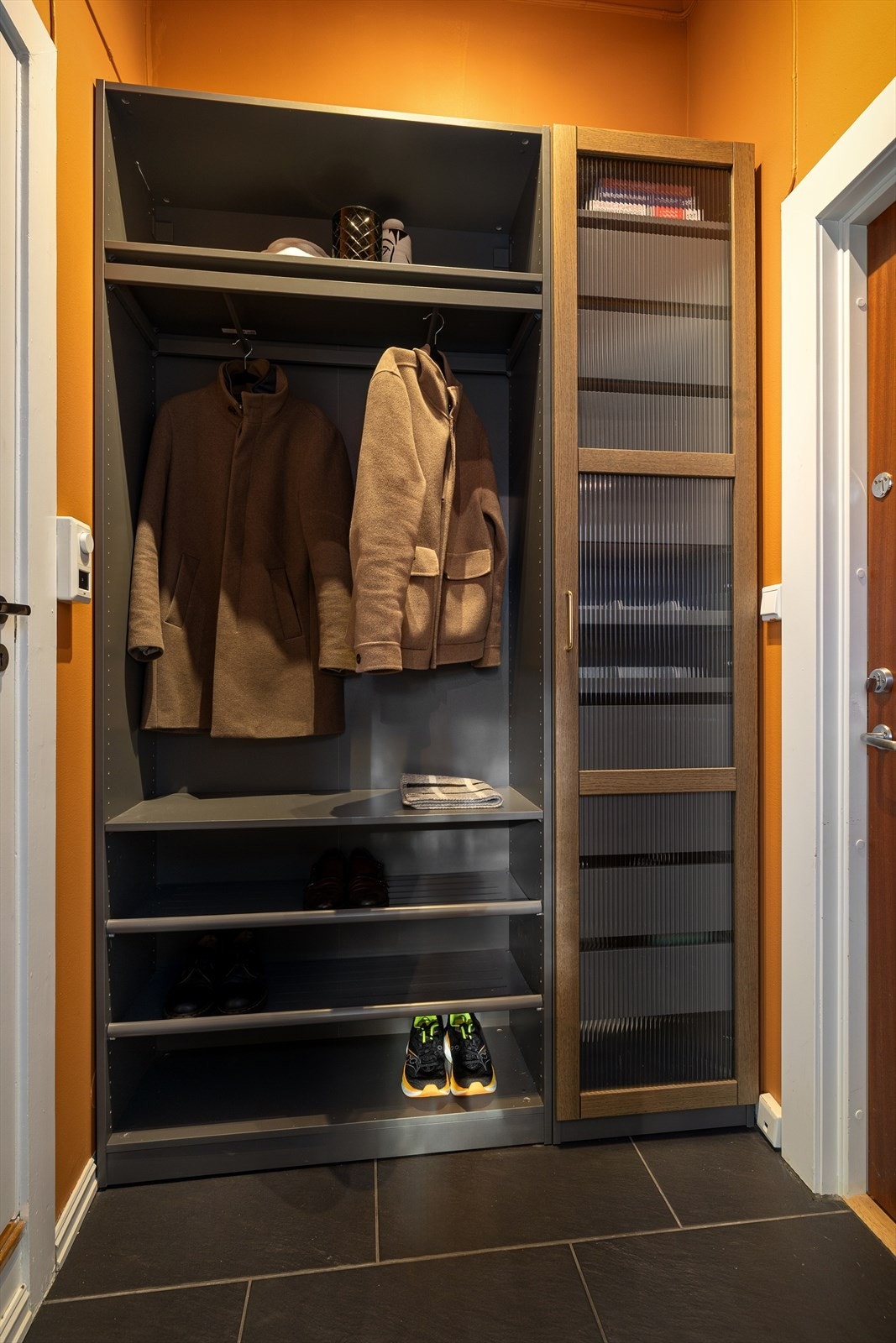 Entréen er innredet med et svært praktisk garderobeskap. Galleribilde