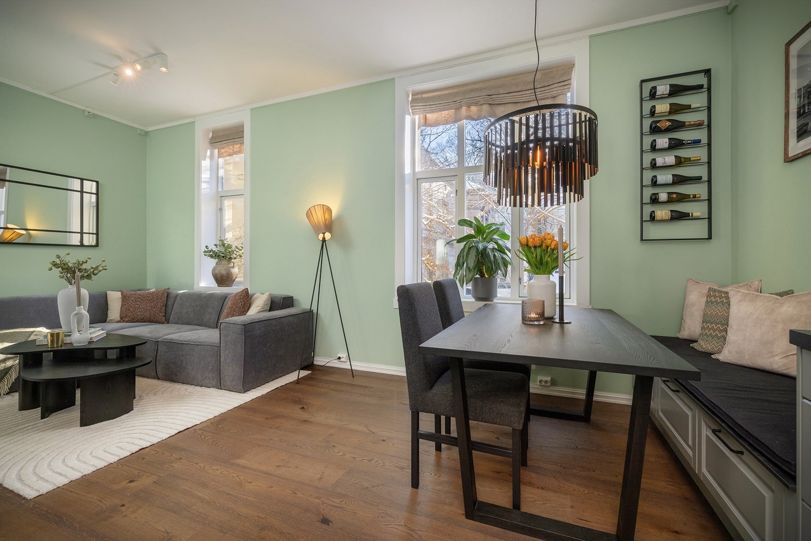 Takhøyden i stuen måler over 2,9 meter, som gir rommet en romslig og luftig romfølelse. Galleribilde