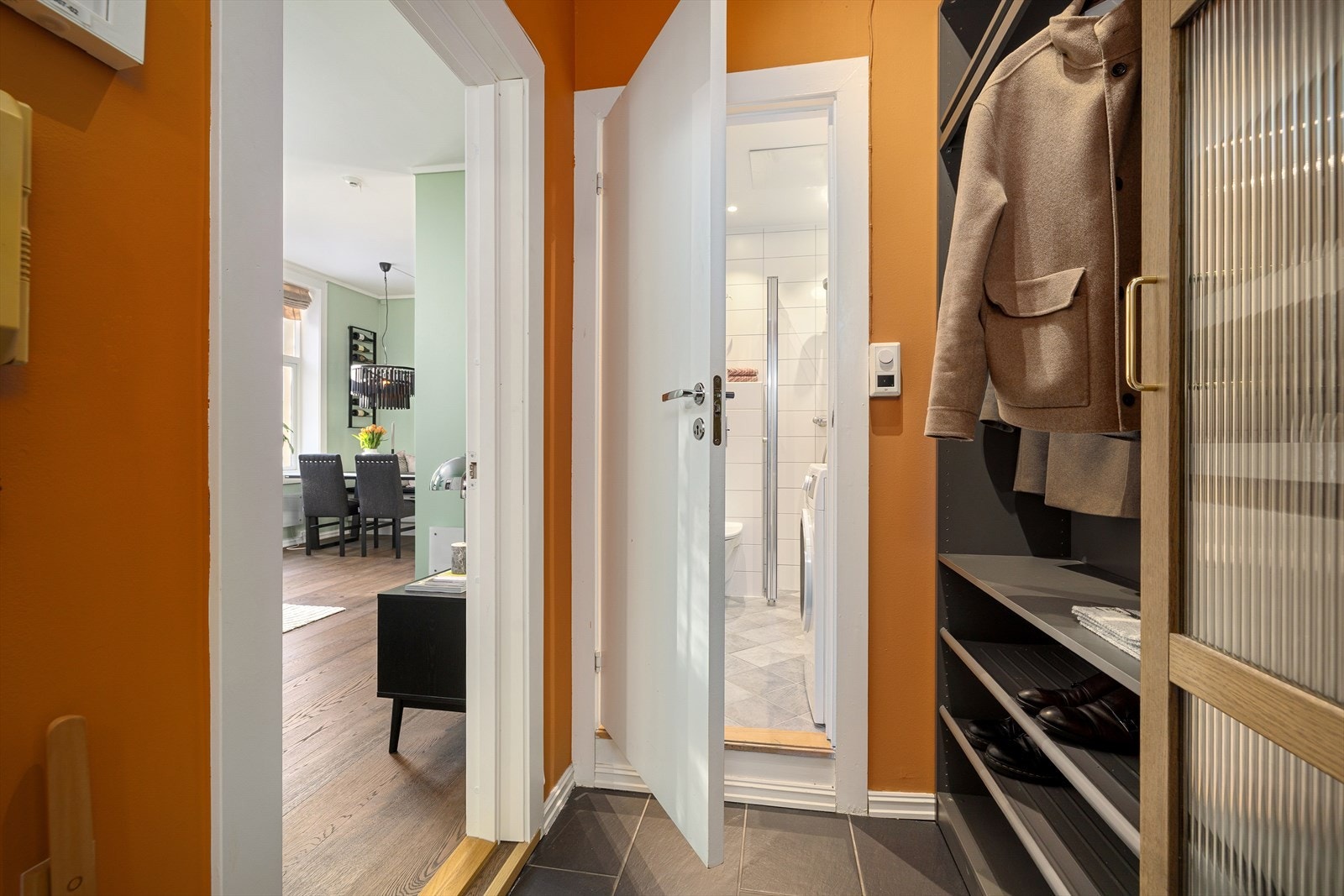 Leilighetens entré tar deg til bad og stue, og har praktisk flislagt gulv, samt god plass til oppbevaring. Galleribilde