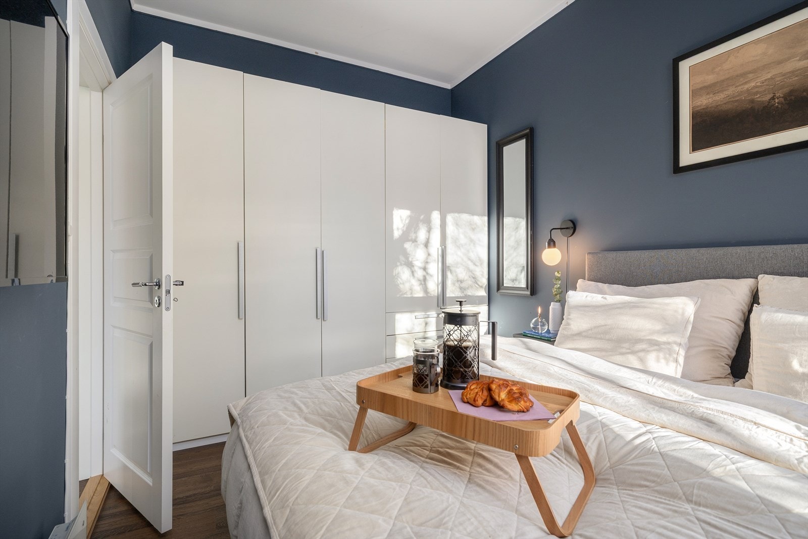 Soverommet er innredet med stort garderobeskap som gir rikelig med oppbevaringsplass. Galleribilde