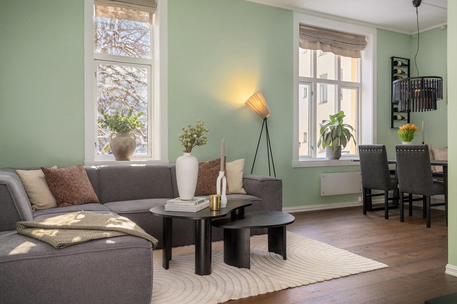 Stuen er lys og innbydende med generøs takhøyde og store vindusflater som slipper inn rikelig med naturlig lys. Galleribilde